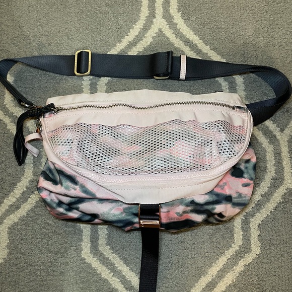 Lululemon Go Lightly Bag Wamo Camo Barely Pink - Picture 4 of 11